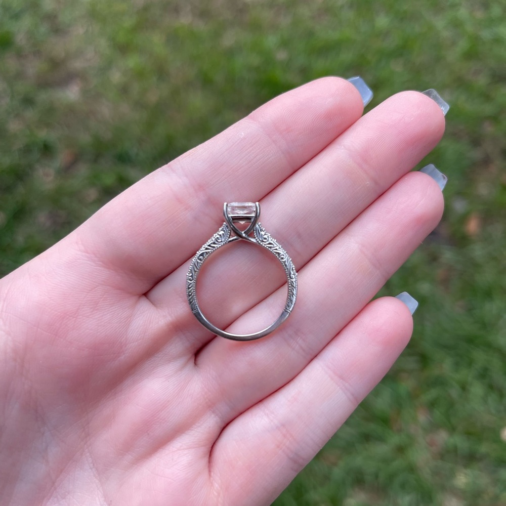 1.5 CT white gold Charles and Colvard Engagement ring - Picture 5 of 9